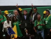 Flávio Bolsonaro faz ofensiva por doações e obtém 