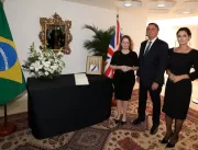 Bolsonaro e Michelle assinam livro de condolências