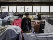Afegãos são levados para hotel após dias acampados