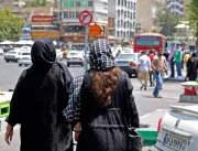 Mulher de 22 anos morre no Irã após detenção moral por não usar véu islâmico