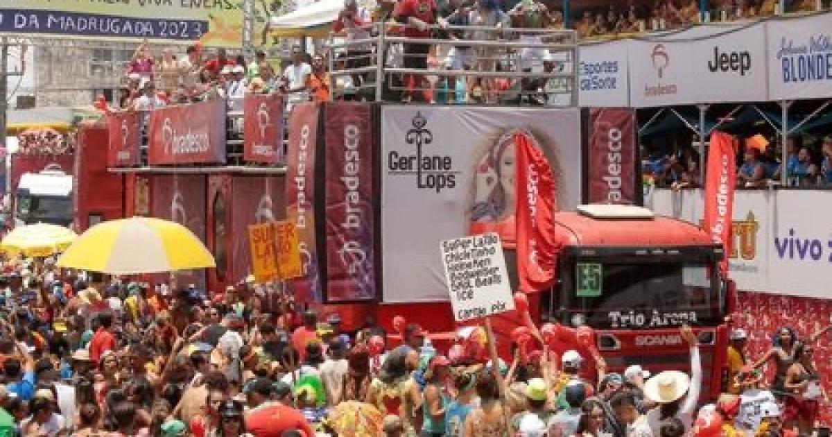 Galo da Madrugada arrasta multidão pelas ruas do Centro do Recife em  desfile histórico Compromisso com a verdade Aconteceu BR Notícias