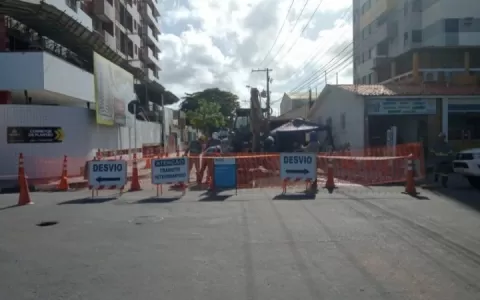 Rua no bairro Poço é interditada para obra emergen