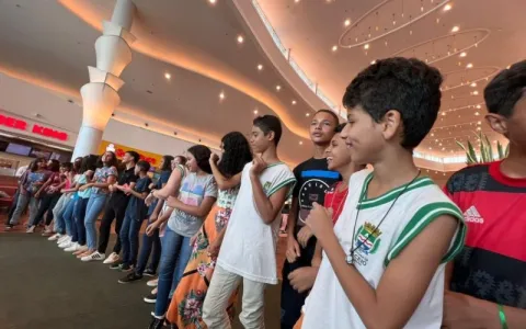Estudantes da Escola Brandão Lima prestigiam event