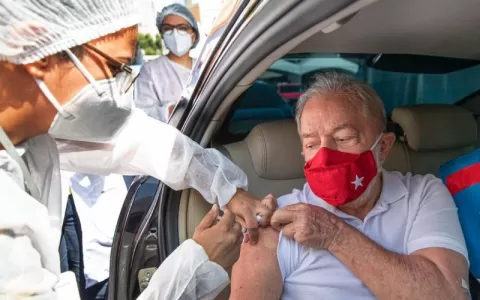 Lula toma primeira dose da vacina contra a covid-1