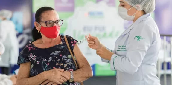 Em Maceió, Prefeito JHC anuncia ampliação de vacin
