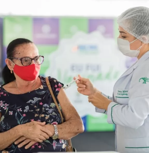 Maceió vacina mais que a média de Alagoas e do Bra