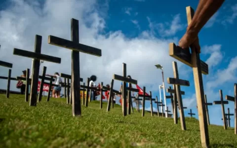 Brasil bate novo recorde com mais 4.249 mortes por