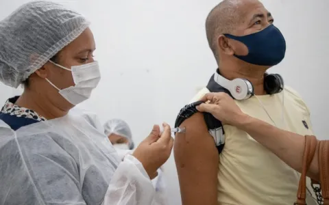 Prefeito JHC anuncia vacinação para pessoas de 25 