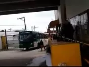 Ex-rodoviário furta ônibus, invade garagem e destr