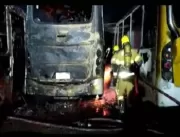 Entorno: fogo consome 17 micro-ônibus que estavam 