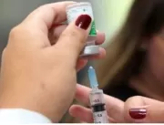 Vacinação de professores no DF será retomada com 4