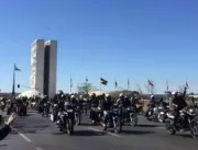 Bolsonaro participa de motociata em Brasília em co