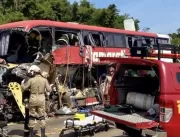 Grave colisão entre ônibus e carreta deixa 11 mort