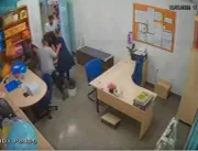 Vídeo: pai arrebenta cadeado de escola e bate em v