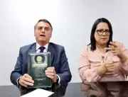 Em live, Bolsonaro mostra Constituição: Esta é mel