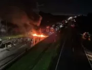 Após vitória de Lula, caminhoneiros fecham vias e 