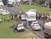 Vídeo: motorista atropela bolsonaristas que bloque