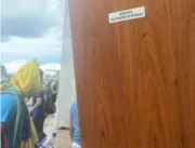 Bolsonaristas arrancam a porta de armário com toga