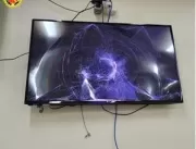 Homem é preso após quebrar televisores de hospital