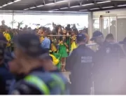 Apoiadores que recepcionaram Bolsonaro em aeroport