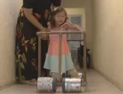 Mãe cria andador com PVC e latas para ajudar filha
