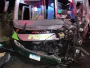 Acidente entre caminhão e ônibus deixa uma pessoa 