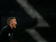 Torcida do Botafogo escala Tiquinho no grito e esc