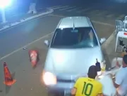 Motorista é presa após invadir bar para atropelar 