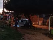 Motorista morre após bater carro contra árvore em 