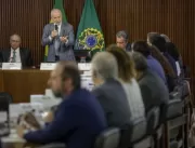 Lula dá puxão de orelha em ministros e pede cautel