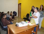 Artesãs participam do projeto Polvo de Amor na Adm