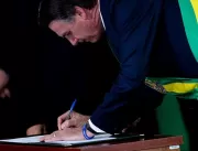 Bolsonaro sanciona lei que permite faltar aula por