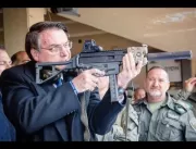 Bolsonaro testa metralhadora e vê povo armado