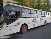 Passageiros de ônibus reagem a assalto e agridem a