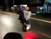 Vídeo: condutor empina moto na W3 Norte e é surpre