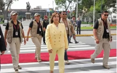 Nova presidente do Peru, Dina Boluarte pretende co