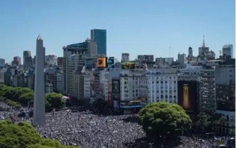 Argentinos lotam o Obelisco para celebrar com os c