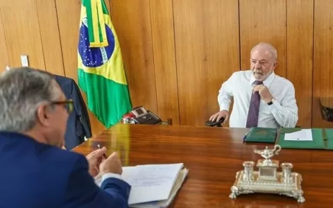 Lula proíbe ministros de entrar com celular no gab