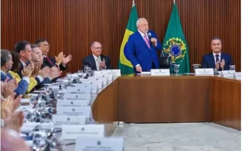Após exonerações, Lula deve se reunir com comandan