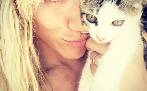 Oun! Giovanna Ewbank posa com gatinho: Nova paixão