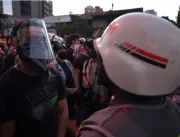 Polícia usa bomba de efeito moral para dispersar m