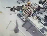Vídeo: bandidos usam fuzis para assaltar supermerc