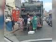 Vídeo: no Ceará, pessoas reviram caminhão de lixo 