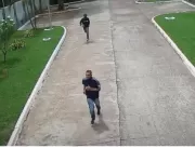 Vídeo mostra ladrões em fuga após roubo em condomí