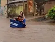 Vídeo: moradora de Goiânia usa caixa d’água como barco em rua alagada