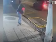 Vídeo. Assaltante aplica mata-leão para roubar cel