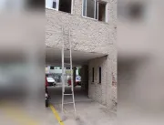 Vídeo: ladrão usa escada e invade apartamento onde
