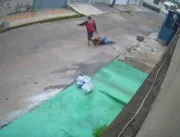 Vídeo: mulher é arrastada pelo chão durante assalt