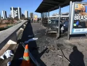 Carro invade parada de ônibus na Rodoviária; uma m