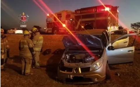 Bebê é arremessada para fora do carro em acidente 